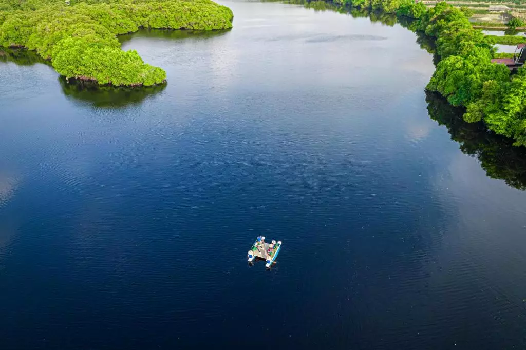 قایق سواری هتل کلاب پالم بی نگومبو